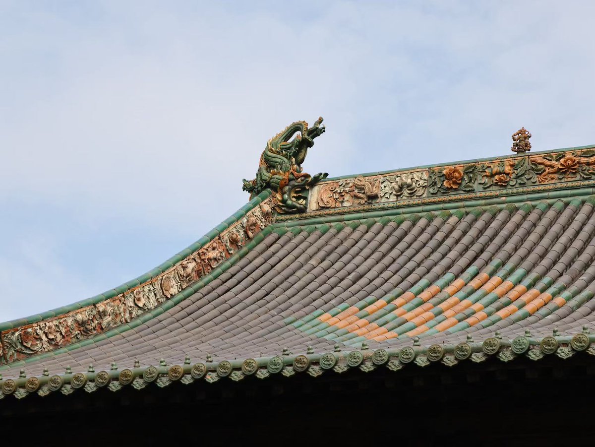 ShanxiDaily's tweet image. 在平遥双林寺，寺中的唐槐、宋碑、彩塑、壁画，吸引外籍博主频频驻足，拍照留念。寺内数以千计的艺术珍品，每一件都凝聚着时光的沉淀，让人流连于这一场穿越千年的视觉盛宴。
#DiscoverShanxi
#AncientChineseArchitecture
@zhang_heqing @xuejianosaka @SpokespersonCHN