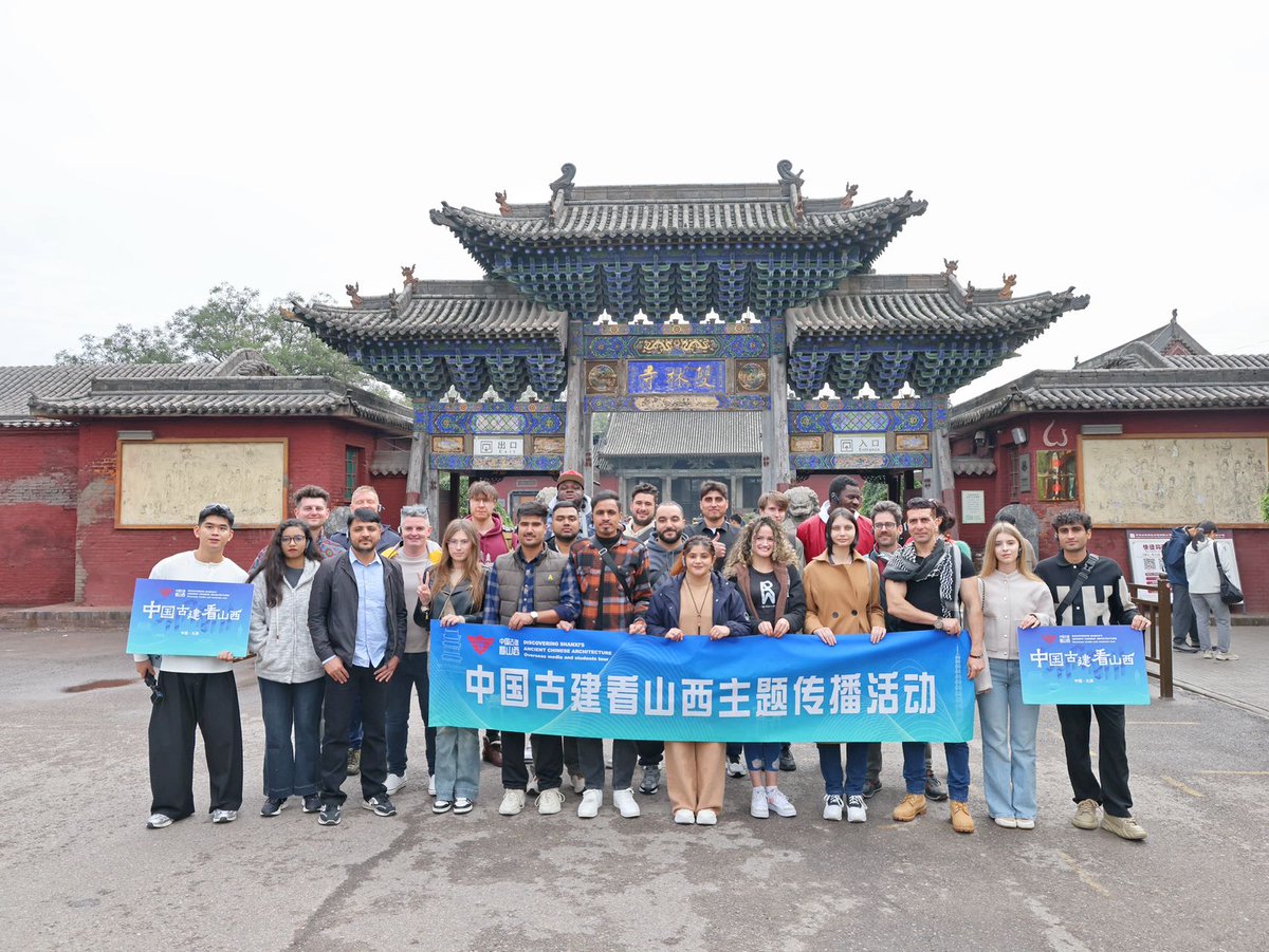 ShanxiDaily's tweet image. 在平遥双林寺，寺中的唐槐、宋碑、彩塑、壁画，吸引外籍博主频频驻足，拍照留念。寺内数以千计的艺术珍品，每一件都凝聚着时光的沉淀，让人流连于这一场穿越千年的视觉盛宴。
#DiscoverShanxi
#AncientChineseArchitecture
@zhang_heqing @xuejianosaka @SpokespersonCHN