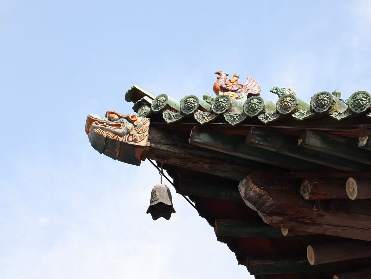 ShanxiDaily's tweet image. 在平遥双林寺，寺中的唐槐、宋碑、彩塑、壁画，吸引外籍博主频频驻足，拍照留念。寺内数以千计的艺术珍品，每一件都凝聚着时光的沉淀，让人流连于这一场穿越千年的视觉盛宴。
#DiscoverShanxi
#AncientChineseArchitecture
@zhang_heqing @xuejianosaka @SpokespersonCHN