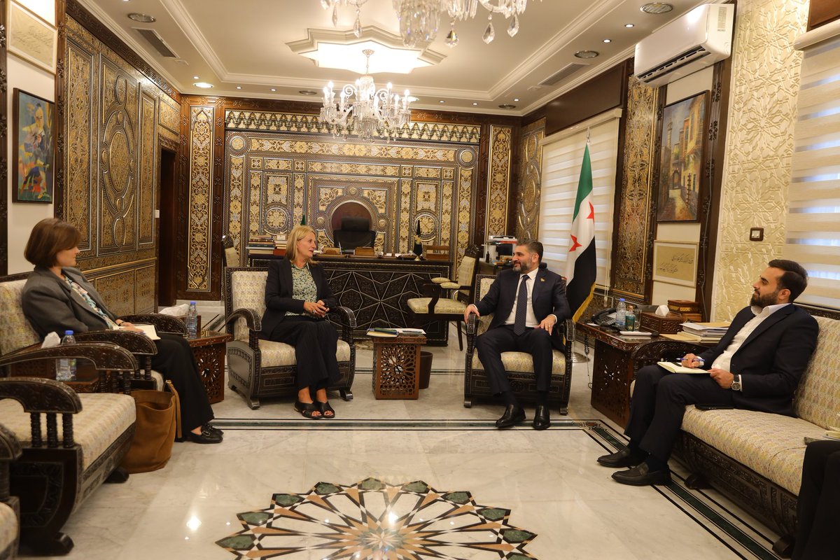 وزير الثقافة يلتقي القائمة بأعمال السفارة النرويجية في دمشق لبحث آفاق التعاون الثقافي

استقبل وزير الثقافة محمد ياسين الصالح اليوم القائمة بأعمال سفارة النرويج في دمشق السيدة هيلدي هارالدستاد، حيث جرى خلال اللقاء نقاش سبل تعزيز التعاون الثقافي بين البلدين.  

الاجتماع، الذي انعقد
