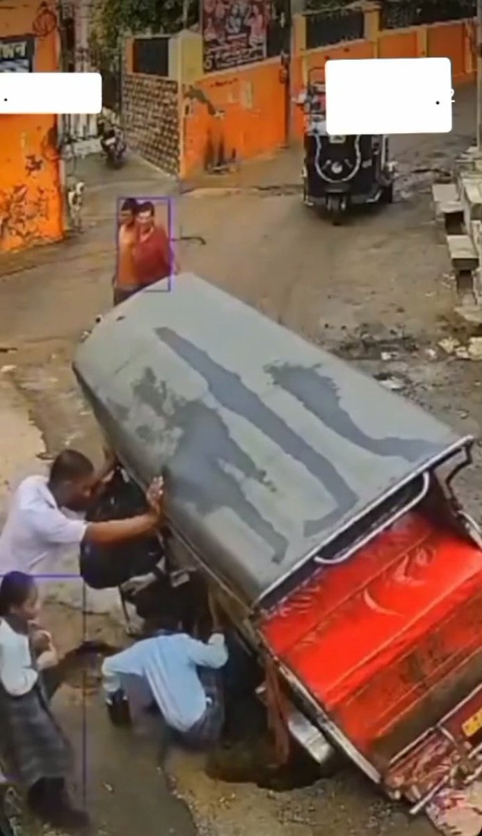 कौन है जिम्मेदार:–

ये रिक्शा स्कूल के बच्चों से भरा हुआ था और अचानक  एक बड़े से गड्ढे में गिर गया ,कुछ बच्चों को चोट भी आई है ,आस पास के लोगों ने बच्चों को उठाने में मदद भी की...

सवाल ये है..

👉क्या इस तरह से सड़क पर गढ्ढे खतरनाक नहीं ..

👉अभी तो बच्चे बच गए ,लेकिन क्या हर