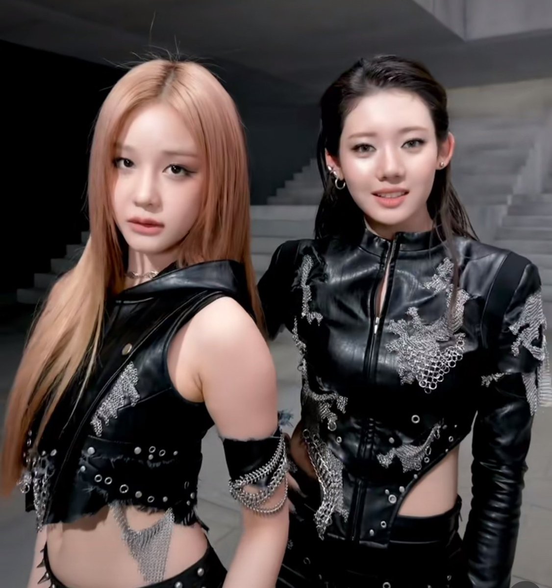 ChiChu0103JS1's tweet image. ใครยังมีชีวิตอยู่บ้างงงงง เจอสายตาจิกลอคของ PHARITA ตุยเรียบตลอดเวคร่ะ 🔥🔥🔥

WE GO UP 🔝

#PHARITA #RORA #WEGOUP_challenge