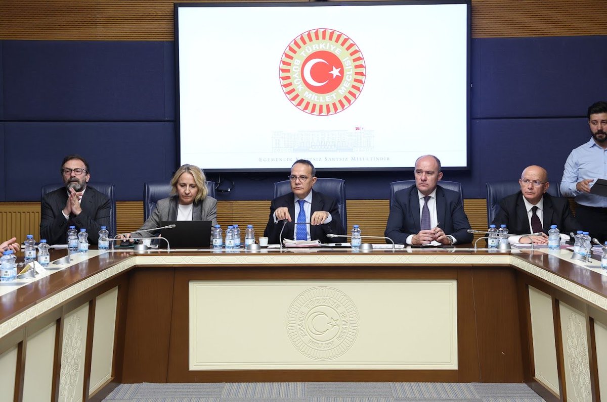 Avrupa Birliği (AB) Uyum Komisyonu Toplantımızı Gerçekleştirdik…

AB BİR FİL …

Avrupa Birliğine bütüncül bakmamız gerekiyor. 

Aksi halde AB’yi anlayamaz ve körlerin fili tarifindeki gibi AB filini tuttuğumuz yerden hissettiğimiz şekliyle sanır ve anlarız ki bu da AB anlama