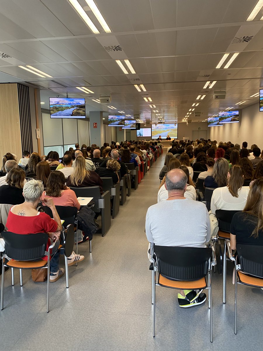 Marina_GarBar's tweet image. Estrenamos jornada de enfermería de salud mental y adicciones en el COIB, con aforo completo. ¡Qué bonito ver el auditorio con tantas enfermeras interesadas en la salud mental!
