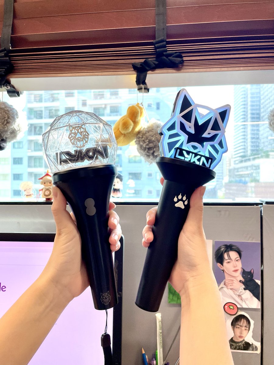 lelemelody's tweet image. V1                                 V2 

 #LYKNLIGHTSTICKV2