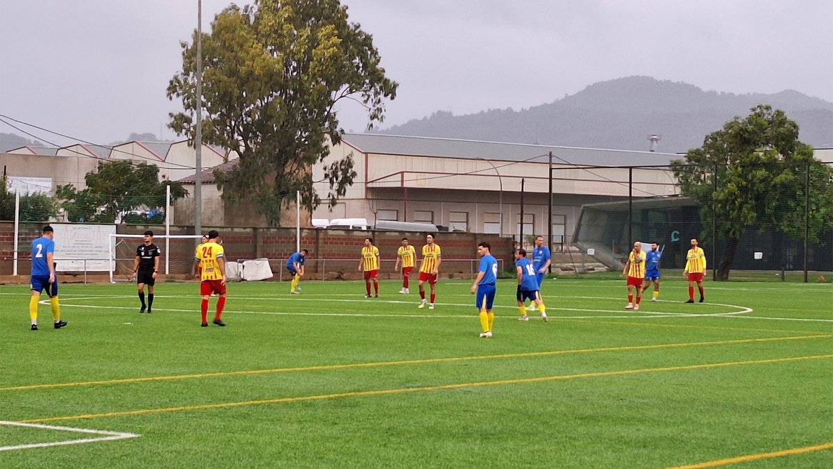 📺VÍDEO: youtu.be/WNTt4HNQ4Vg
<a href="/maccroquetes/">Miquel Angel Campos</a> cap de premsa del <a href="/CDRoquetenc/">CD Roquetenc</a> fa balanç dels partits ⚽️ en la jornada de l’11 i 12 d’octubre i avança els del pròxim cap de setmana.
Jornada marcada per la pluja⛈️, el partit del primer equip es va ajornar al descans amb empat a 1.