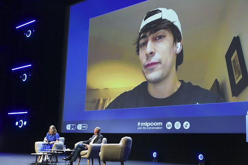 🚀Muy orgullosos de la presencia de uno de nuestros principales creadores, <a href="/nilojeda/">Nil Ojeda</a>, en el MIPCOM Cannes🚀

Nil participó en una mesa redonda junto a nuestro CEO Global, Christian Bombrun y al creador francés <a href="/Inoxtag/">Inoxtag ⚡️</a>.

¡Webedia a la Vanguardia de la creación de contenido!