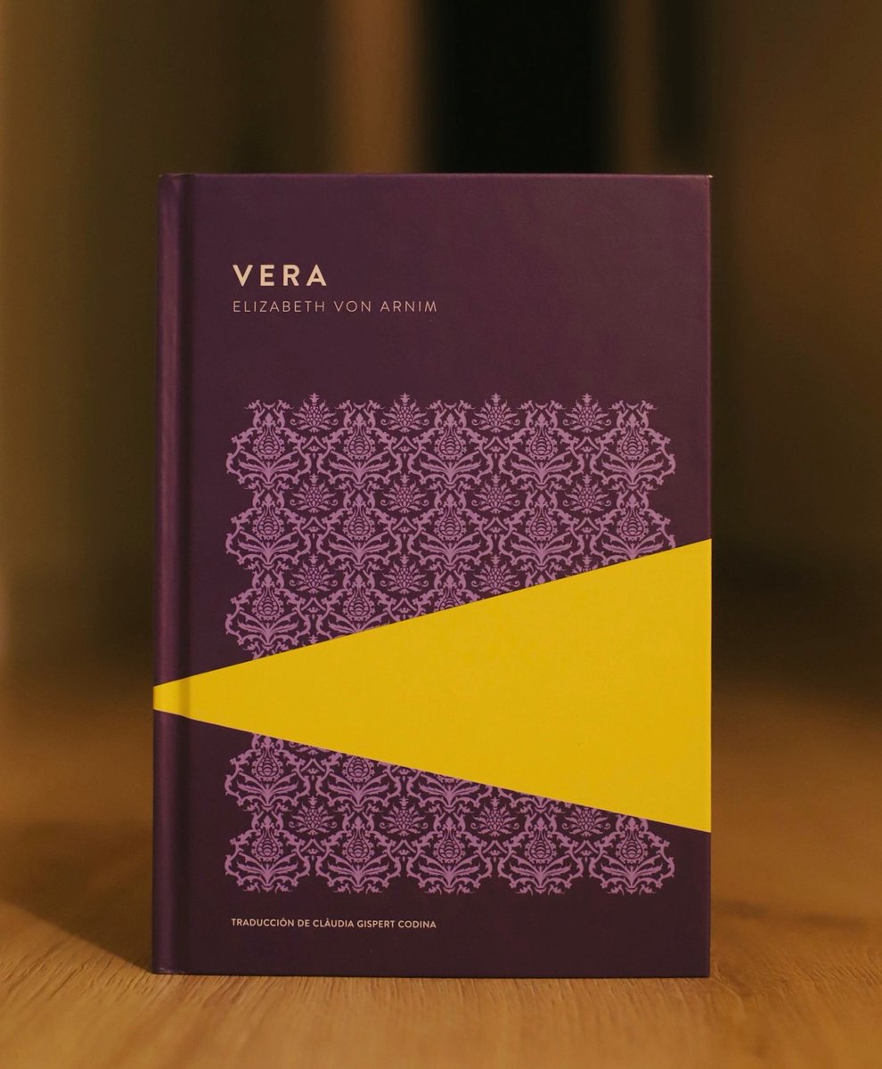 Leed esta «Vera». No ganó el Planeta ni lo escribió ningún famoso tertuliano; de hecho tuvo que ser publicado anónimamente hace casi 105 años. Tampoco es «una historia de amor», sino que explora los peligros que entraña el amor. Leed esta «Vera».