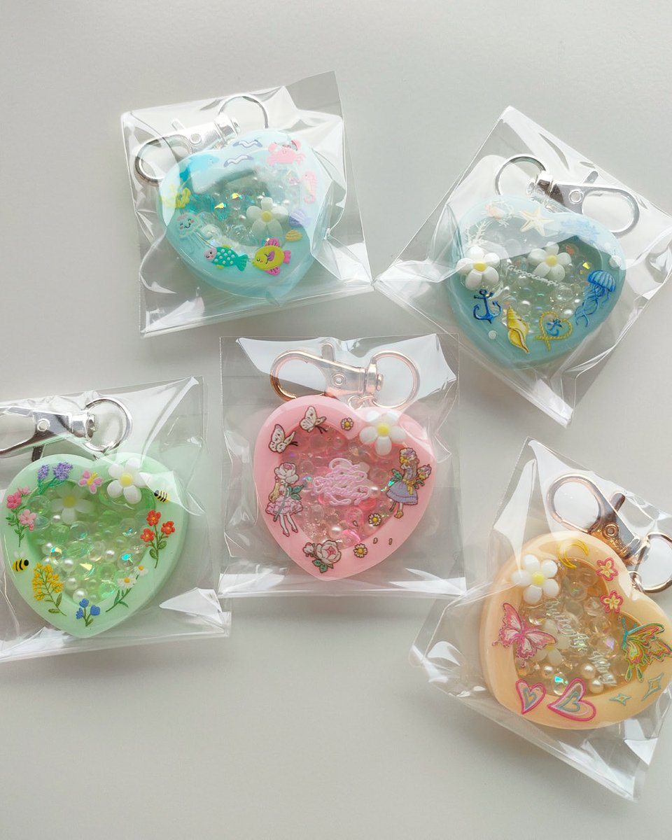 sunwardshop's tweet photo. .
✳︎ 〃♡ハートシェイカー♡″ ✳︎

サンワードショップオリジナルの
ハートのシェイカーが作れるモールドを使った作品です✨

▼シェイカー用モールド・ハート
https://t.co/VezSIixTVb

#レジン
#ハートシェイカー
#レトロシェイカー
#淡色
#淡色カラー
#ガチャガチャ
#キラキラ
#リボン https://t.co/5OtnIS0g1H