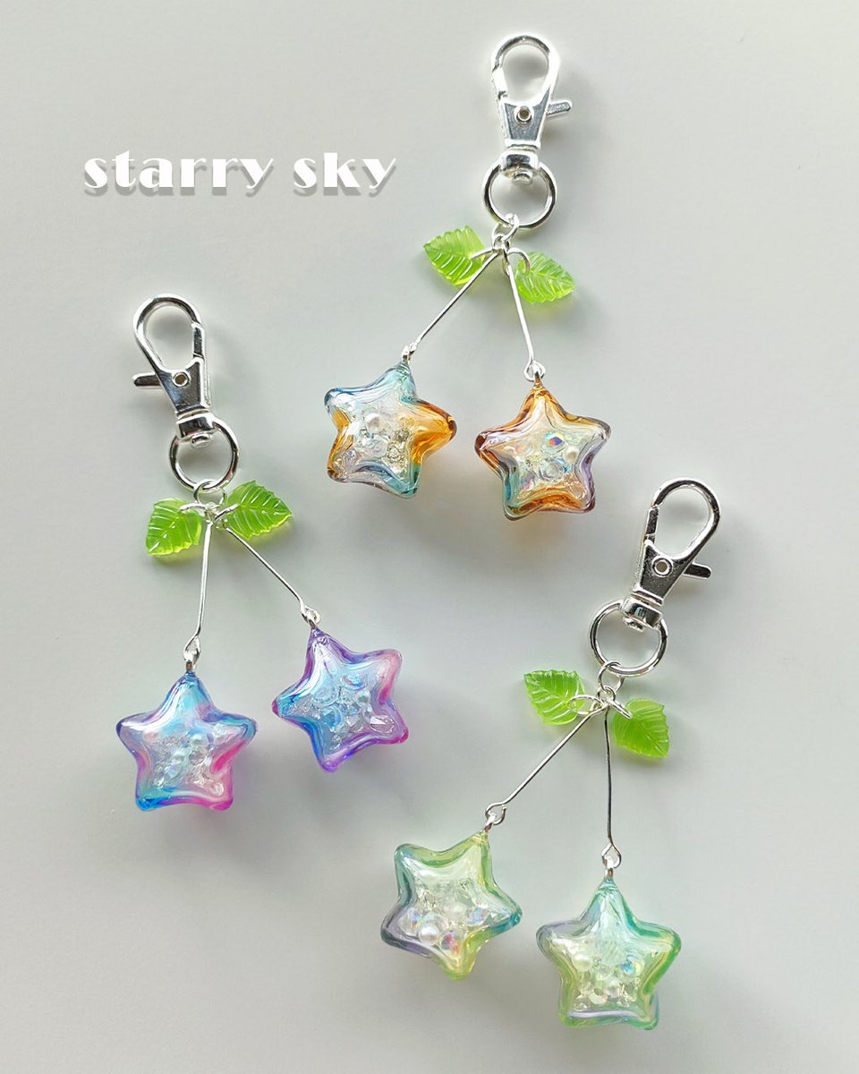 sunwardshop's tweet photo. ˚ ⭐︎₊✧ starry sky ˚ ⭐︎₊✧

星が輝く空をイメージしたキーホルダーにアレンジ🌌🌟

中が空洞になった状態で作れますので
シャカシャカ動くシェイカー風に
アレンジすることができます(*´ω`*)

▼シリコンモールド オーナメントボール中空ゆがみスター大小
https://t.co/kfRTOdEyqD https://t.co/PXwVkyS4e8