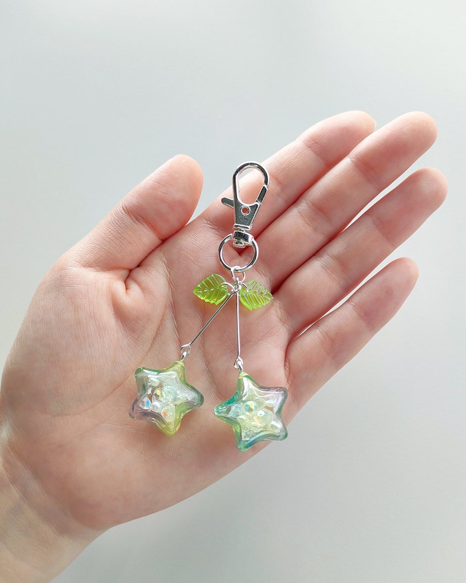 sunwardshop's tweet photo. ˚ ⭐︎₊✧ starry sky ˚ ⭐︎₊✧

星が輝く空をイメージしたキーホルダーにアレンジ🌌🌟

中が空洞になった状態で作れますので
シャカシャカ動くシェイカー風に
アレンジすることができます(*´ω`*)

▼シリコンモールド オーナメントボール中空ゆがみスター大小
https://t.co/kfRTOdEyqD https://t.co/PXwVkyS4e8