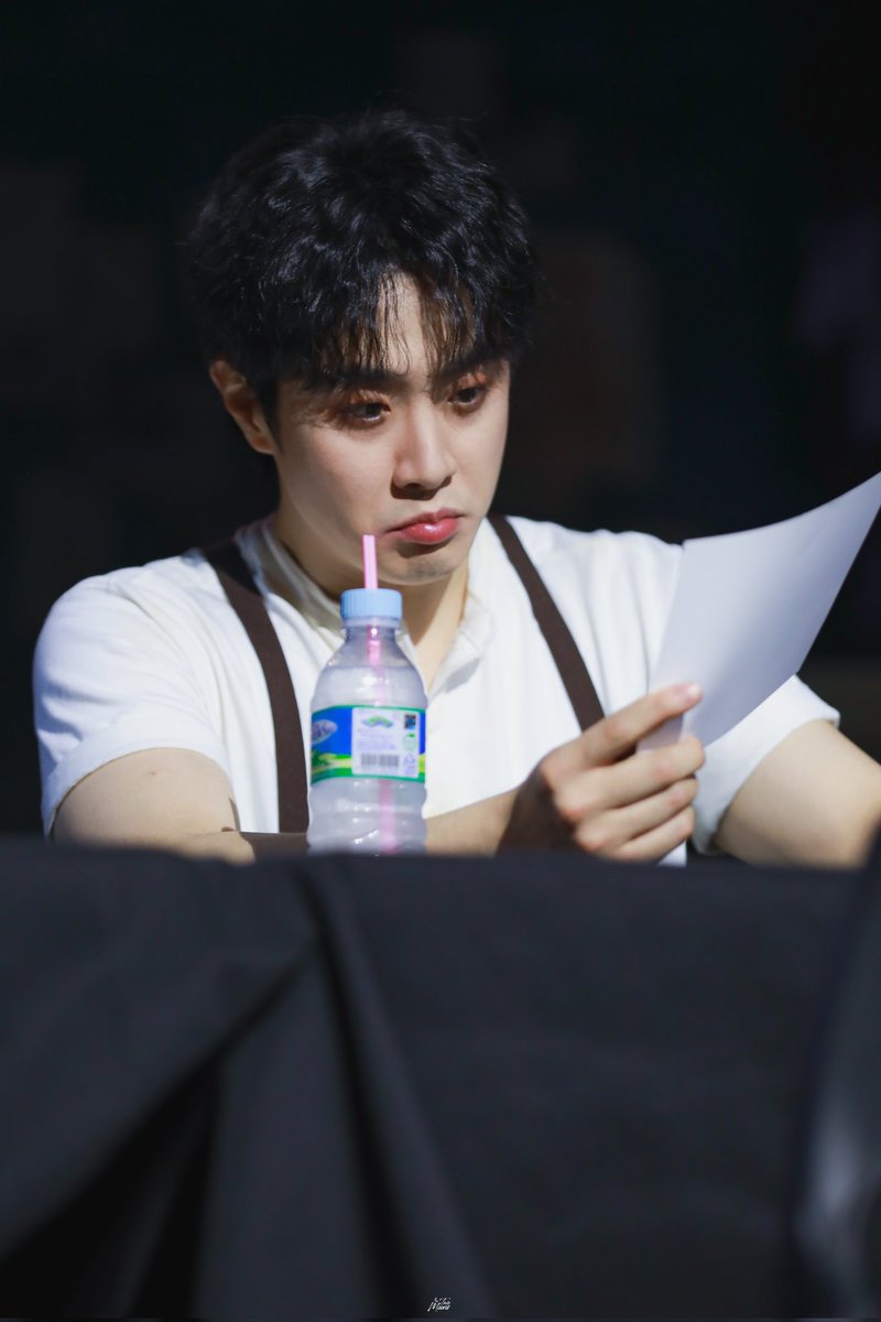 two_moons_pic's tweet photo. 251015 조선의복서 사인회

•︤₃•︤

요한 役 #신은총 https://t.co/fN6JHJIZ9O