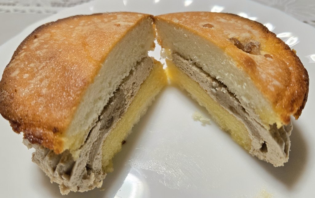【渋皮栗のベイクドマロンサンド】
セブン 194円 315kcal
4.5
上の生地はしっとり詰まった生地で
ほんのりアーモンド香り
下の生地はホロッとしてバターがじゅわっとしたケーキ生地の様な食感で
少し塩味のきいた円やかなマロンクリームとの組み合わせは抜群で
たべごたえもありとても美味しい