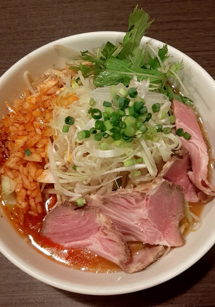 ohsamuraiiiii1's tweet image. 盛岡市
614
エビみそラーメン🦐、辛い玉ねぎ
この前食べてきたやつ
海老油と味噌のバランスが絶妙
しんなりして柔らかいローストポークを口の中でくしゃくしゃにして食べる
麺を半分くらい食べたところで辛い玉ねぎを満遍なくかき混ぜて味変。ウマ!😲
おいしかった🤤