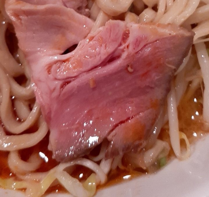 ohsamuraiiiii1's tweet image. 盛岡市
614
エビみそラーメン🦐、辛い玉ねぎ
この前食べてきたやつ
海老油と味噌のバランスが絶妙
しんなりして柔らかいローストポークを口の中でくしゃくしゃにして食べる
麺を半分くらい食べたところで辛い玉ねぎを満遍なくかき混ぜて味変。ウマ!😲
おいしかった🤤