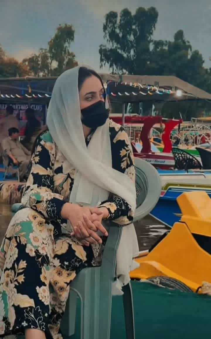 میں اداس ہوں مجھے پھول بھیجے جائیں🌺