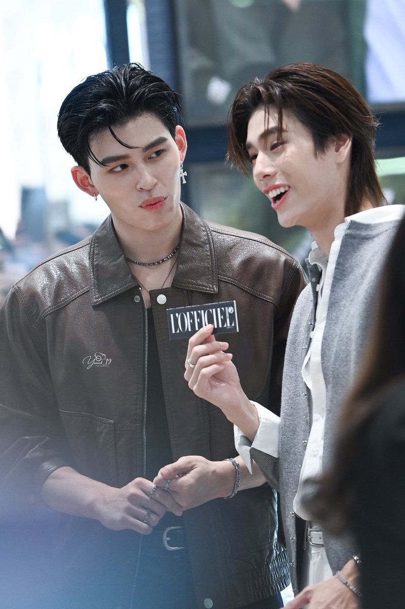 ปอนด์สัมภาษณ์เค้าให้มองกล้องน่ะ????

PONDPHUWIN WITH APM MONACO

#APMMonaco
#APMMonacoTH
#PondPhuwin #ปอนด์ภูวินทร์