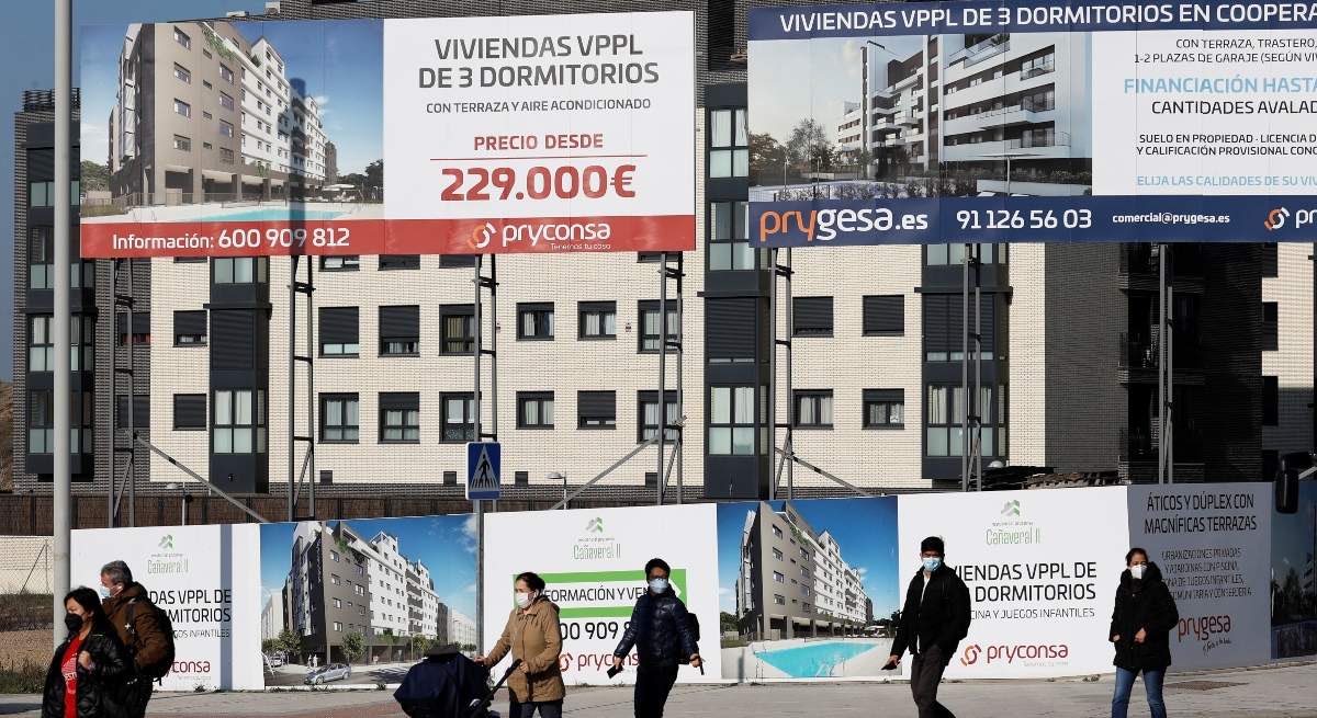 🇪🇸🇲🇦 | Los marroquíes, segundos extranjeros que más viviendas compran en España.

Según el Consejo General del Notariado, los marroquíes han consolidado su posición como la segunda nacionalidad que más viviendas adquiere en España (con 5.654 operaciones), solo superados por los