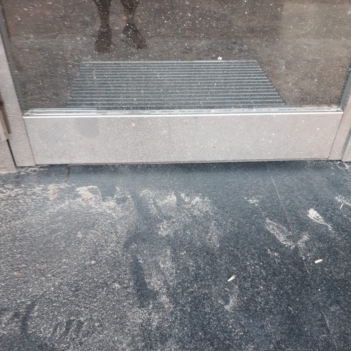 JimenaSwim's tweet photo. En calle Roma 5 y 6 ya tenemos nueva decoración cortesía del ayuntamiento de Burgos: una fina capa de polvo blanco en fachadas y portales. A ver si también incluyen la limpieza…
#burgos #aytoburgos https://t.co/kyHlVLR45k