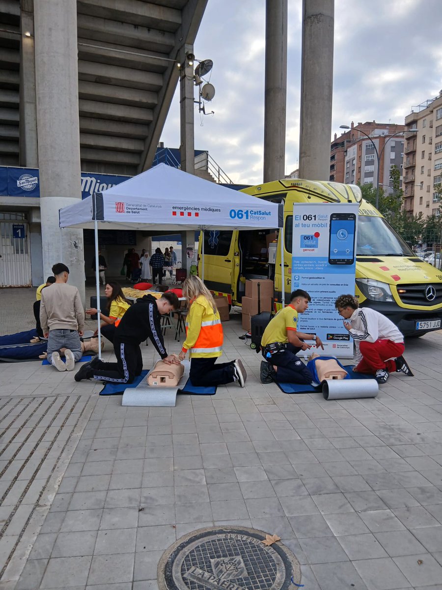 semgencat's tweet photo. 📸 #EstàPassant | Comença el Dia Mundial de l’Aturada Cardiorespiratòria

A #Lleida, t’esperem de 10 a 13 h per aprendre a fer les maniobres de reanimació cardiopulmonar amb el #SEM. Recorda: les teves mans salven vides!

📍 Mercat Semanal Avda. Dr. Fleming, sota les grades del CE Fleming 

@ccr_cat @salutcat