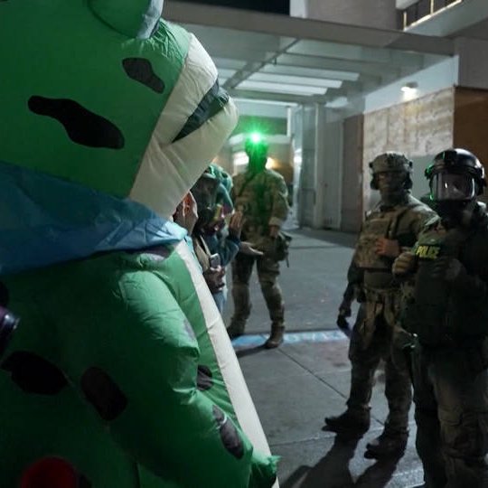 ++BREAKING++
Donald Trump befiehlt Bombardierung der größten Hersteller von aufblasbaren Kostümen.