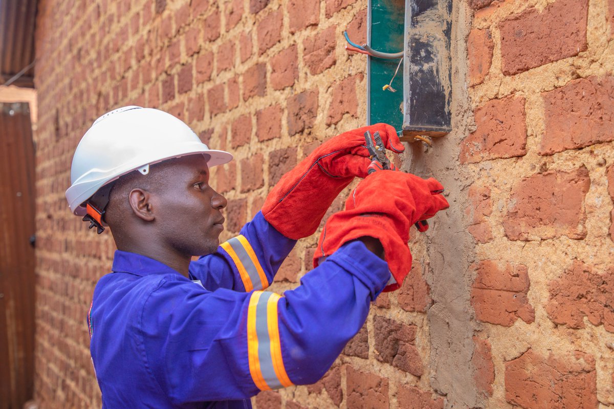 UEDCLTD's tweet image. Our teams are working tirelessly to extend electricity access to communities across the country. In the past few months alone, we have successfully connected over 135,540 new customers, delivering reliable power, fostering opportunity, and transforming lives across Uganda.…