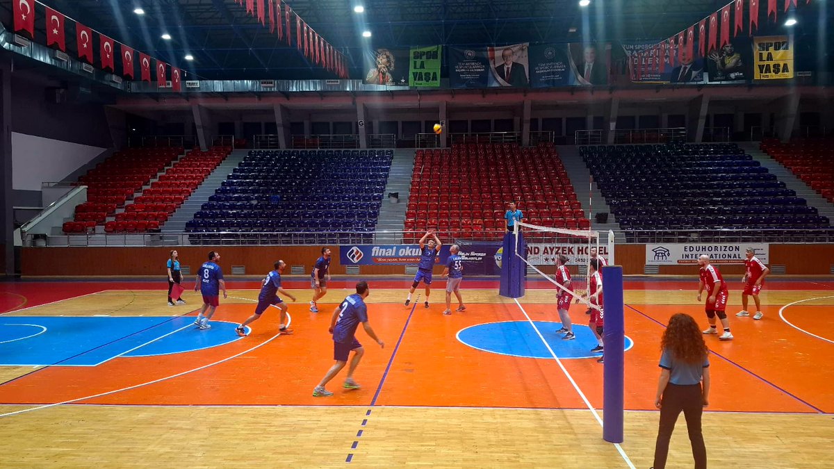 Gençlik ve Spor Bakanlığının 2️⃣0️⃣2️⃣5️⃣ yılı faaliyet takviminde yer alan spor ve proje etkinlikleri kapsamında düzenlenen Türkiye Kamu Spor Oyunları'nın çeyrek final müsabakalarında Müdürlüğümüz bünyesinde kurulan Öğretmen Erkek Voleybol Takımı'mız Altınordu Belediyesi Erkek
