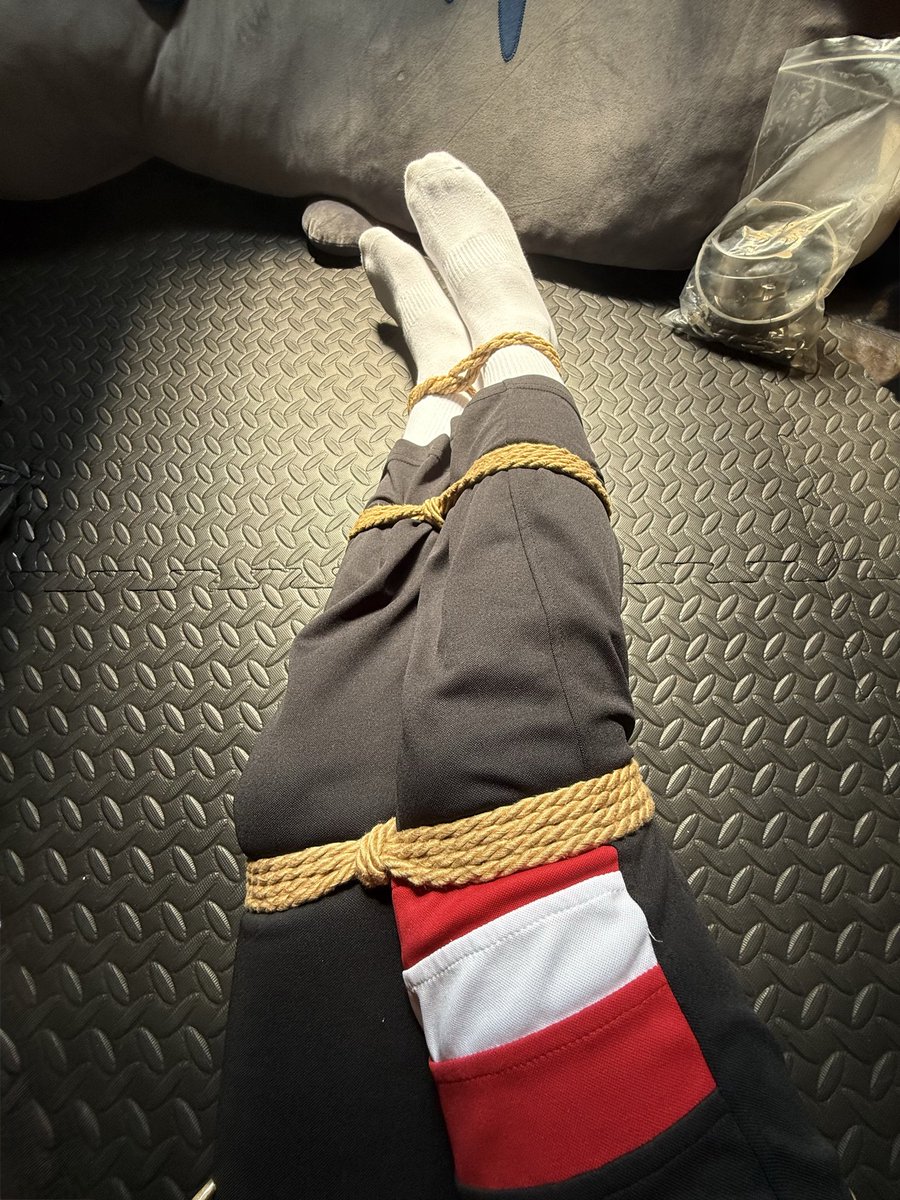 最近好喜歡這種沒有logo的襪襪🥰

是說襪襪好像有點越來越多的趨勢
來清清庫存好了😂
猜猜是哪個學校的褲子隨機抽襪襪箱