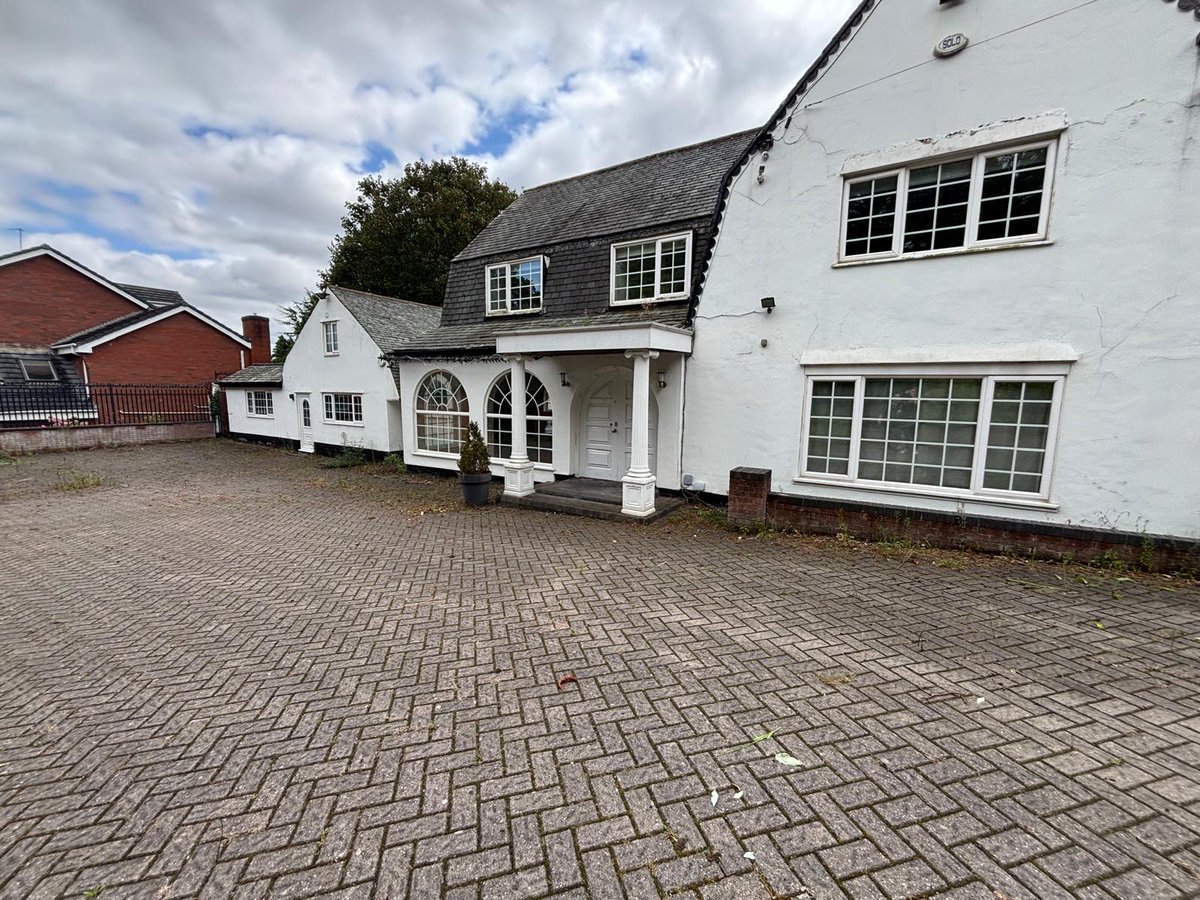 Ryanbabel's tweet image. My First Home in Liverpool 🔴

After 18 years, I’ve finally cleaned up all the banking drama and the wild tenant stories that came with my very first property. The time has come to pass it on to its next lucky owner.

This house holds so many memories…it was the first place I…