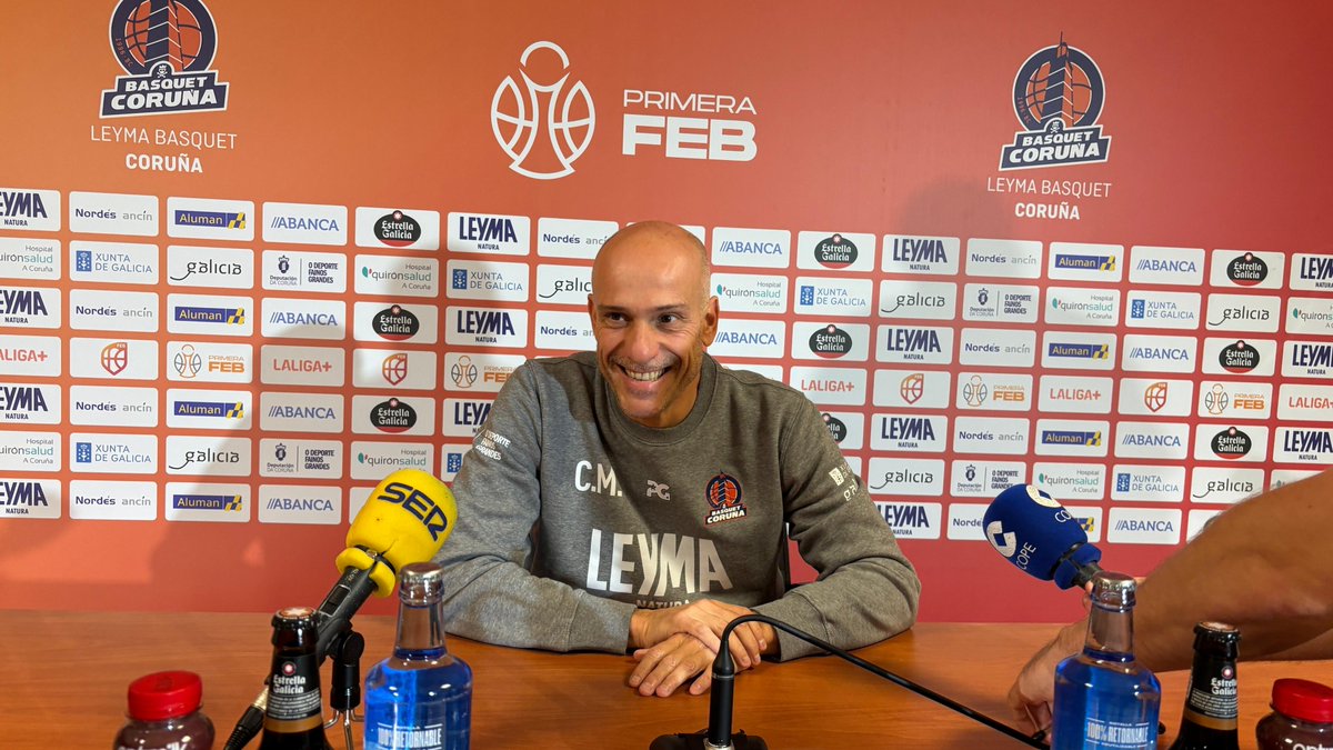 Sale Carles Marco a rueda de prensa. Presentes también varios miembros de la directiva del Básquet Coruña en la sala