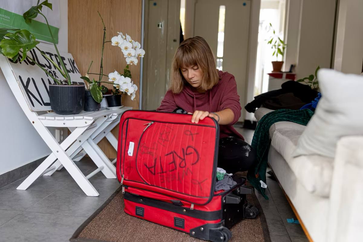 سویڈش ماحولیاتی کارکن گریٹا تھنبرگ نے انکشاف کیا ہے کہ انہیں اسرائیلی جیلوں میں قید کے دوران شدید تشدد کا نشانہ بنایا گیا۔ جیل کے گارڈز نے بار بار انہیں مارا، ٹھوکریں ماریں، اور ان کے ذاتی سامان کو تباہ کردیا۔ گریٹا نے بتایا کہ اسرائیلی اہلکاروں نے گرفتار کارکنوں کی دوائیں بھی