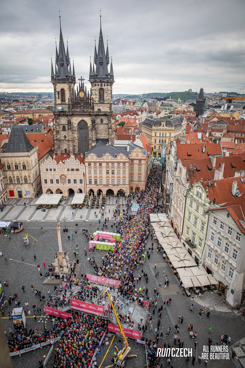 Czechia_JP's tweet image. 👟ヨーロッパのハートを駆け抜けよう！プラハ国際マラソン - 2026年5月3日開催！

プラハの街並みを巡り、歴史と豊かな文化を体感しましょう！42kmの冒険は、息を呑むほど美しい旧市街広場からスタート✨ヴルタヴァ川沿いを走り、ダンシング・ハウスや国立劇場を駆け抜けます。
#チェコへ行こう