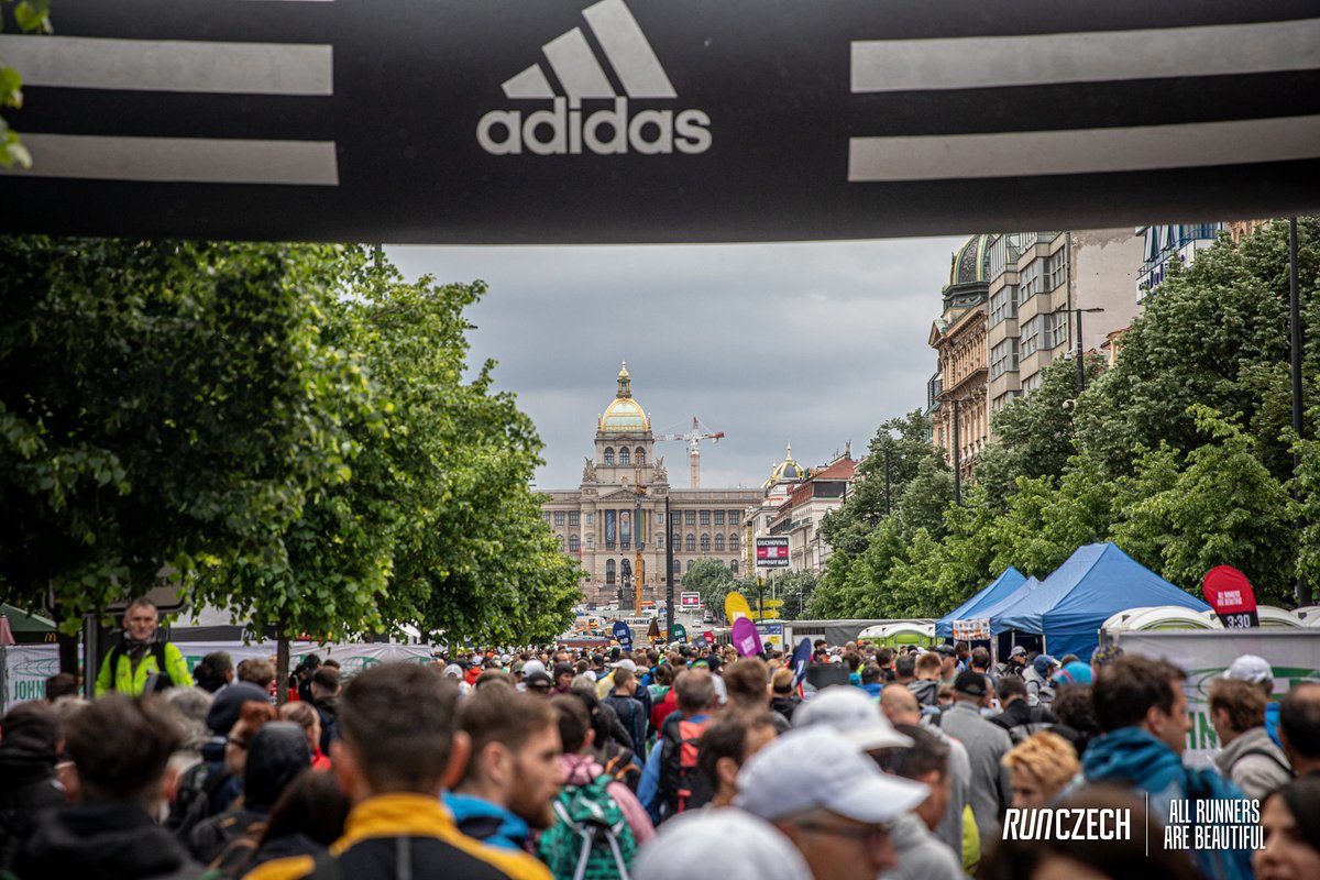 Czechia_JP's tweet image. 👟ヨーロッパのハートを駆け抜けよう！プラハ国際マラソン - 2026年5月3日開催！

プラハの街並みを巡り、歴史と豊かな文化を体感しましょう！42kmの冒険は、息を呑むほど美しい旧市街広場からスタート✨ヴルタヴァ川沿いを走り、ダンシング・ハウスや国立劇場を駆け抜けます。
#チェコへ行こう