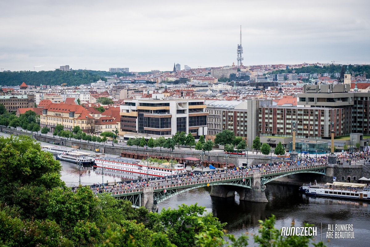 Czechia_JP's tweet image. 👟ヨーロッパのハートを駆け抜けよう！プラハ国際マラソン - 2026年5月3日開催！

プラハの街並みを巡り、歴史と豊かな文化を体感しましょう！42kmの冒険は、息を呑むほど美しい旧市街広場からスタート✨ヴルタヴァ川沿いを走り、ダンシング・ハウスや国立劇場を駆け抜けます。
#チェコへ行こう