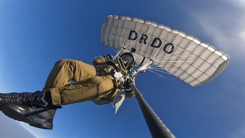 udayindiaNews's tweet photo. #BigUpdate 🚨Military Combat Parachute System, indigenously developed by DRDO, successfully tested at 32,000 feet altitude
#DRDO #Military #ParachuteSystem
https://t.co/vWUUxYCM6v https://t.co/UUYGtqB7BJ