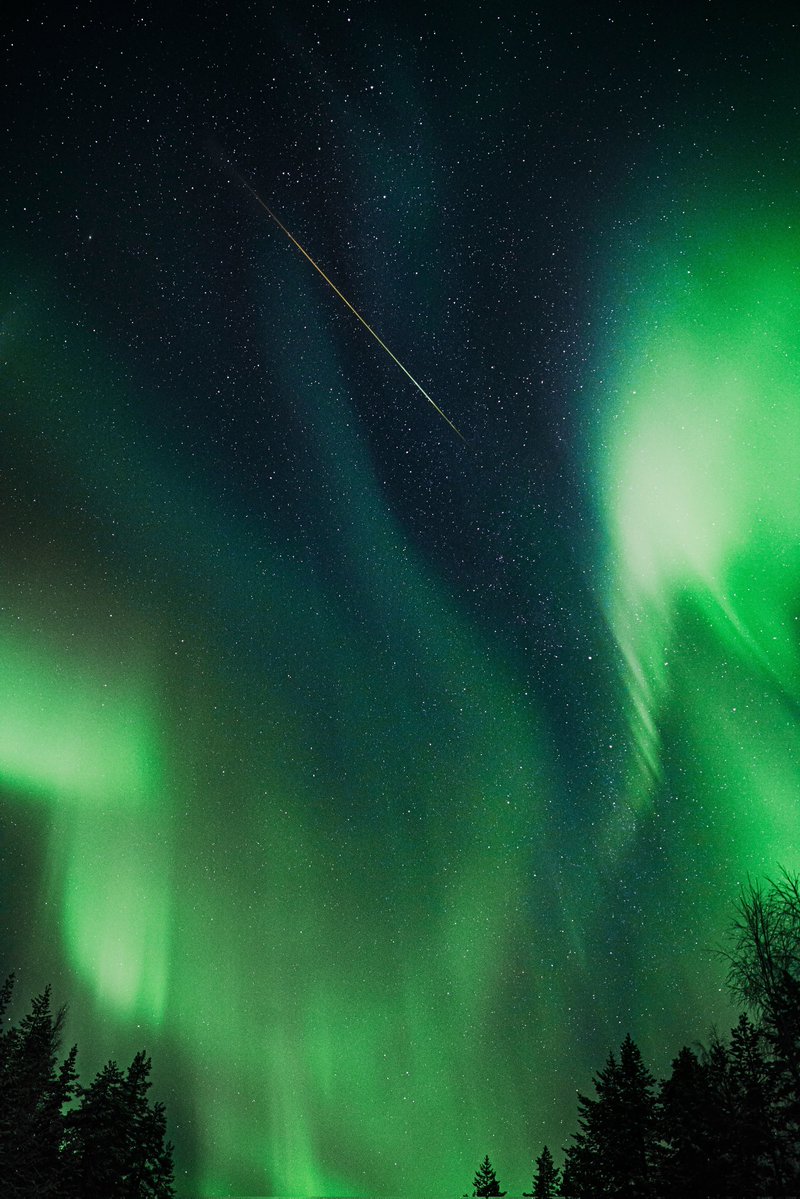 Meteor and Aurora ☄️🌌