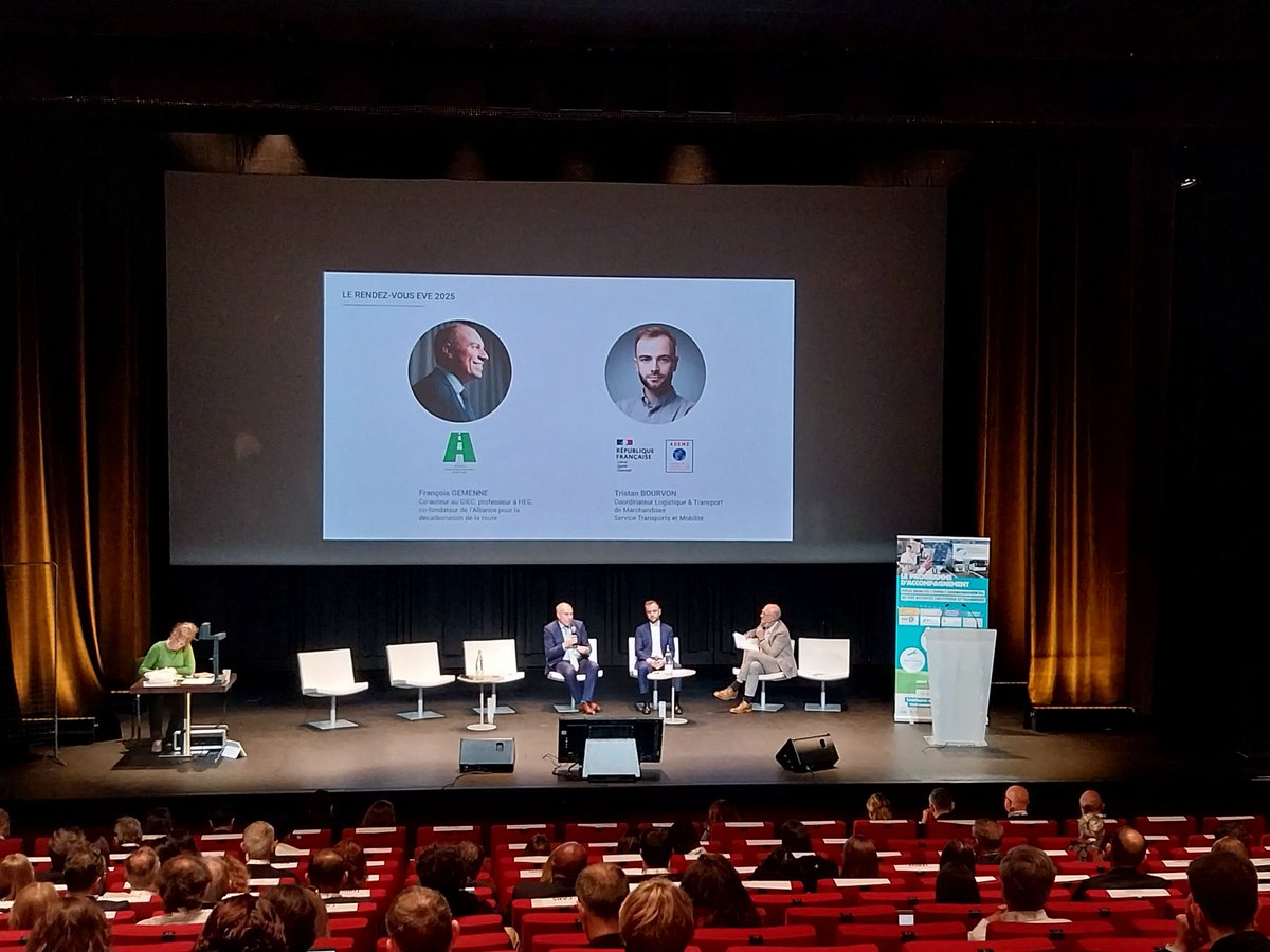 Débat sur la décarbonation du #transport aux rencontres des EVE : pour François Gemenne du GIEC il faut activer tous les leviers : #électrification, #H2, #biogaz, report modal,... Ne pas opposer les solutions, allier techno et sobriété #RDVEVE2025