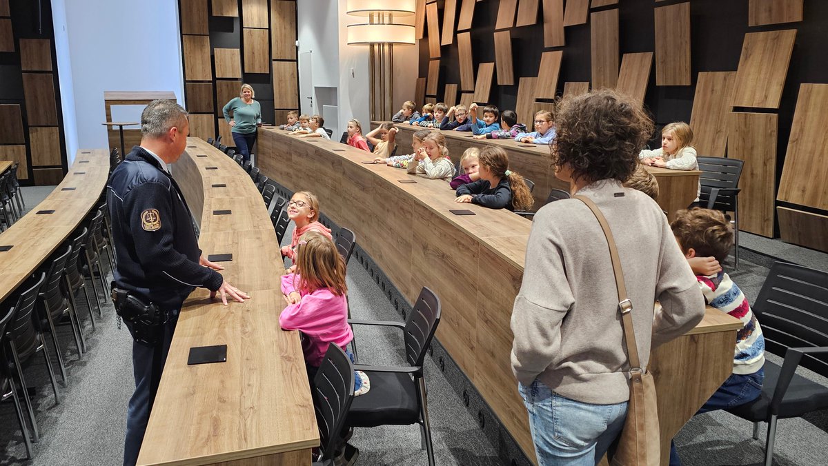 Žáci 3. třídy ZŠ Sirotkova v Brně se během exkurze osobně setkali s předsedou Nejvyššího soudu, JUDr. Petrem Angyalossym, Ph.D. Vyzkoušeli si, jaké to je být v jednací síni, a dozvěděli se mnoho zajímavostí o práci justiční stráže.