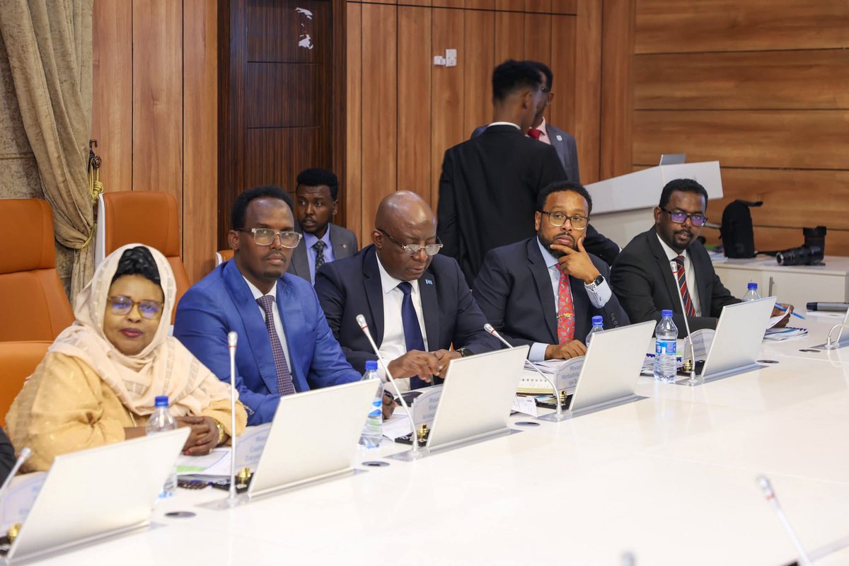 Somalianews0's tweet photo. Degdeg: Madaxweyne Xasan Sheekh ayaa maanta guddoomiyay kulanka Golaha Wasiirrada, isagoo ku boorriyay hufnaan, wada-shaqeyn, iyo isla xisaabtan.
Guulo laga gaaray amniga, dhaqaalaha, iyo dowlad-dhiska ayaa la soo bandhigay.
#Somalia #GovUpdate #HassanSheikh
#patlama #LoveYourW https://t.co/zs3ypUV3ZK