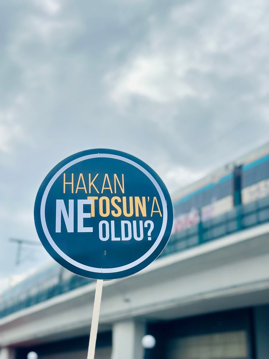 Hakan, sokakta darp edilerek öldürüldü, kimsesiz denilip üzerini kapatacaklardı. 
Ama olmadı,
“cinayeti kör bir kayıkçı gördü, ben gördüm, kulaklarım gördü”✨

Polislerin çetelerle işbirliği yaptığı, delillerin karartıldığı bu cinayetin peşini bırakmayacağız! #HakanTosunaNeOldu