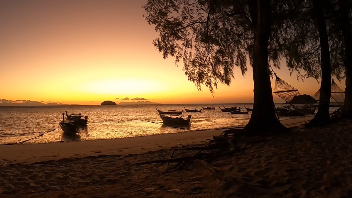 Lena21028682's tweet photo. リペ島 Sunrise beach の日の出
一面オレンジ色に染まって美しかった😊
#タイ #Thailand #KohLipe #flashpacker https://t.co/xNXx3bvCgA