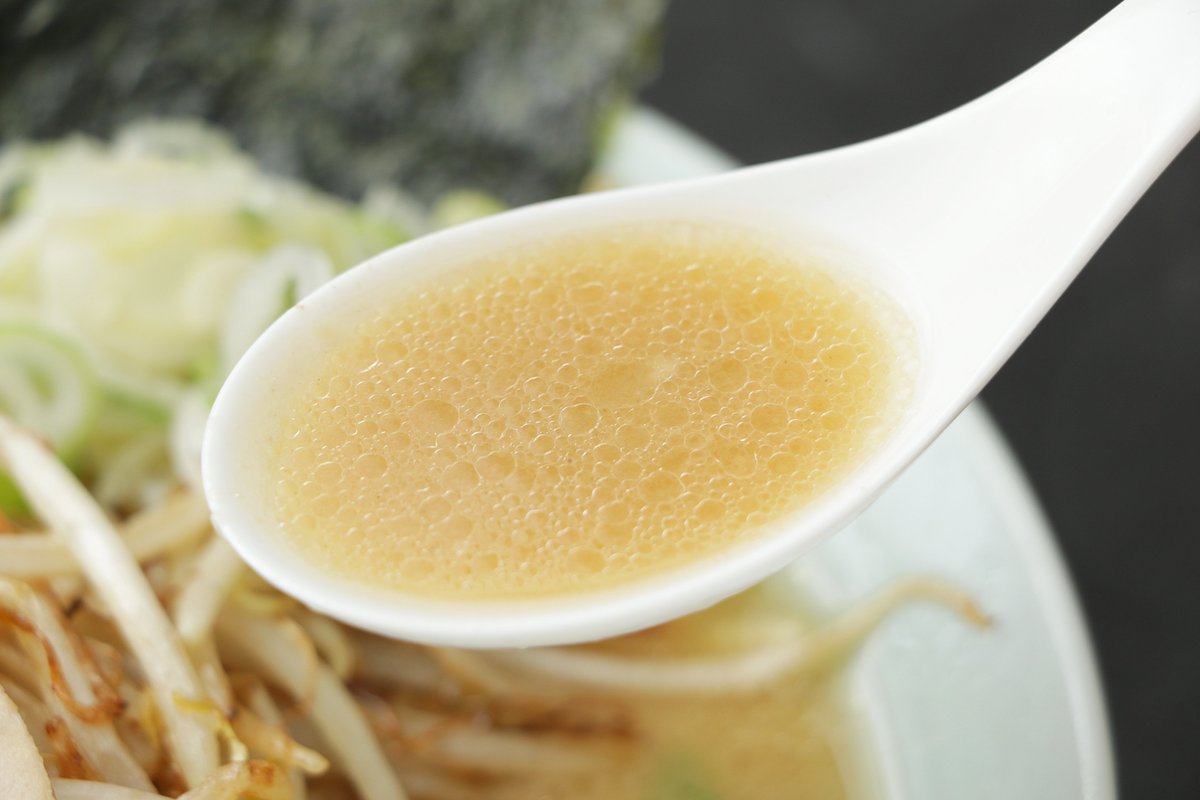 ＼🍜すみれ×六角家1994＋ 奇跡のコラボ開催‼／

札幌味噌ラーメンの名店「すみれ」と、
復活を遂げた家系御三家「六角家1994＋」。

“純・すみ系”と“家系”
日本のラーメン界を代表する二大ジャンルが夢の共演🔥

お互いの魂を込めた“奇跡の一杯”が誕生🍜
提供は【10/22(水)・10/23(木)】の2日間限定‼