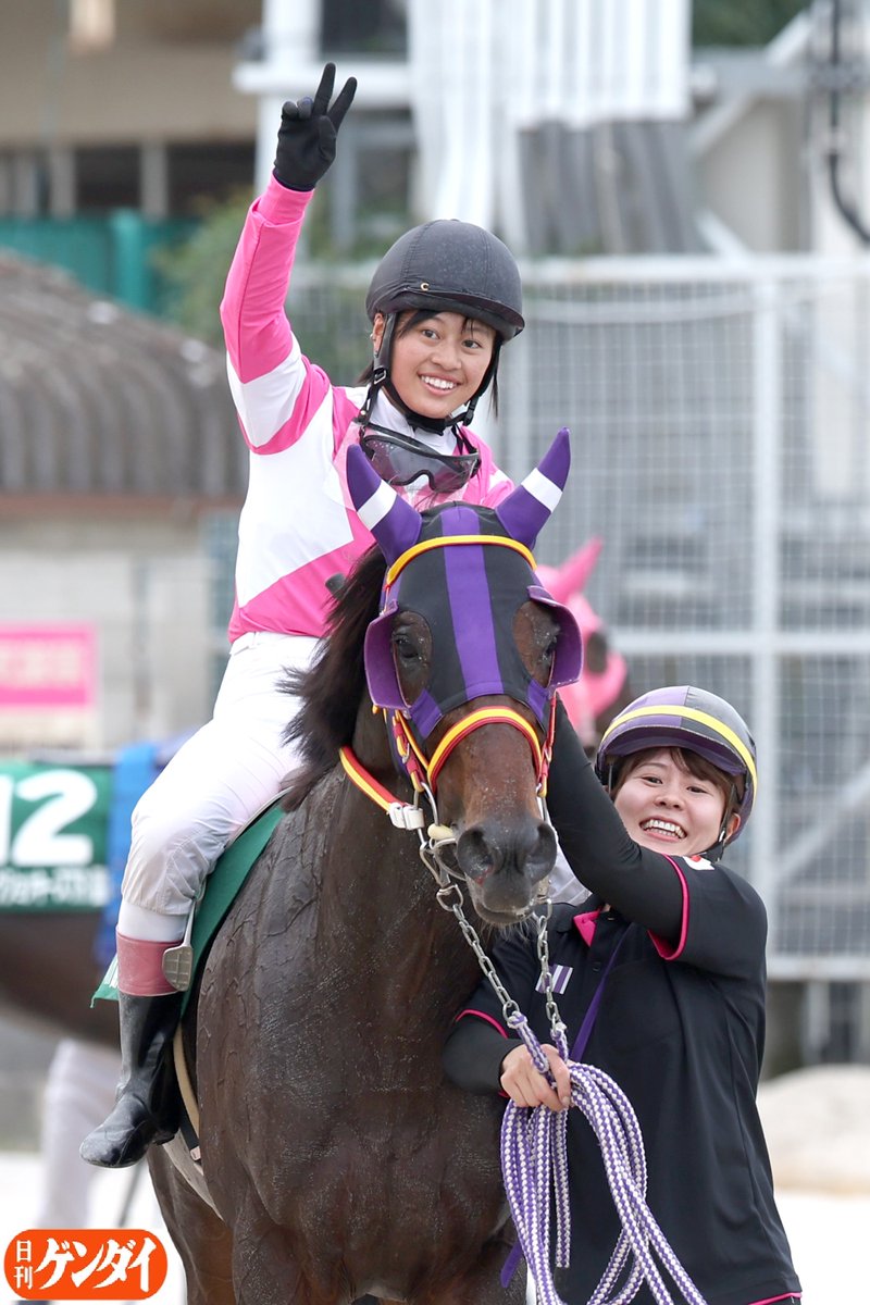 ＹＪＳトライアルラウンド園田、第２戦は兵庫所属の女性騎手・塩津璃菜ジョッキー。
前２頭が飛ばす展開の５番手を向正面から追って３馬身差Ｖ。ベラジオガルフを勝利に導きました。
#ＹＪＳ #園田競馬場 #塩津璃菜 #ベラジオガルフ