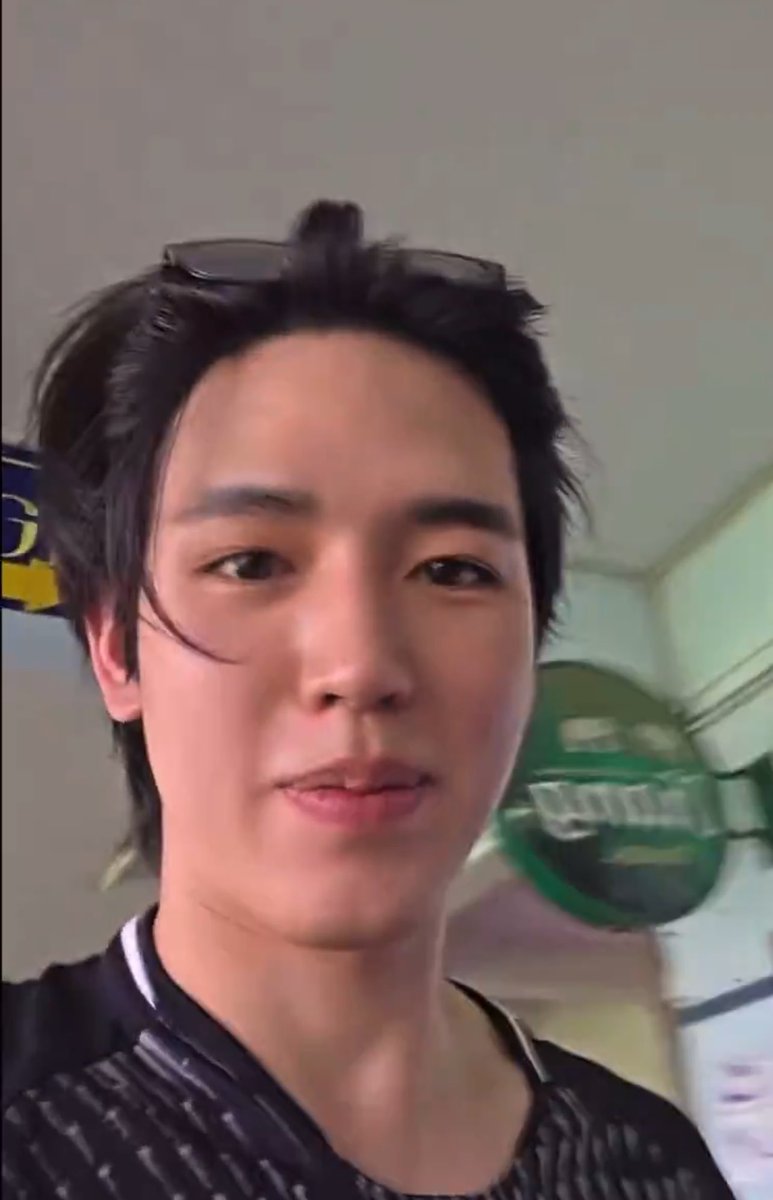 ชอบเวลานิววี่เอาแว่นคาดผมแบบนี้มาก มันแบบแก้มเต็มๆ เป็นยัยคนสวยยัยคนน่ารักตุดๆ 🩷