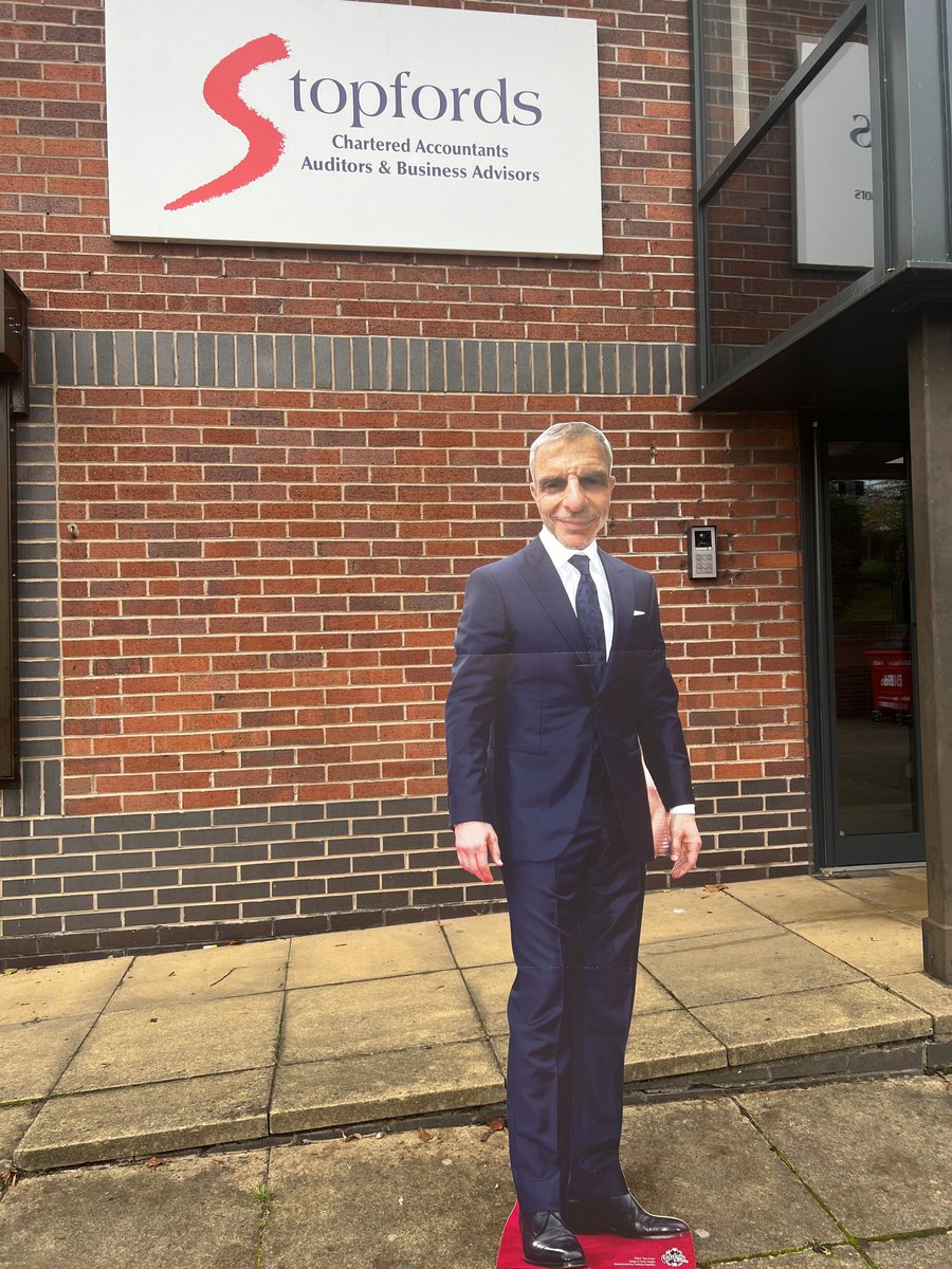 StopfordsAcc's tweet image. When spending the day chained to a desk, Phil turns up in joggers & a hoodie. Phil banned suits & ties in 2022, preferring a “smart but relaxed” dress code.
Swipe to see a suited Phil, which definitely is not a Tom Cruise cut out with Phil's face stuck on it #dresscode