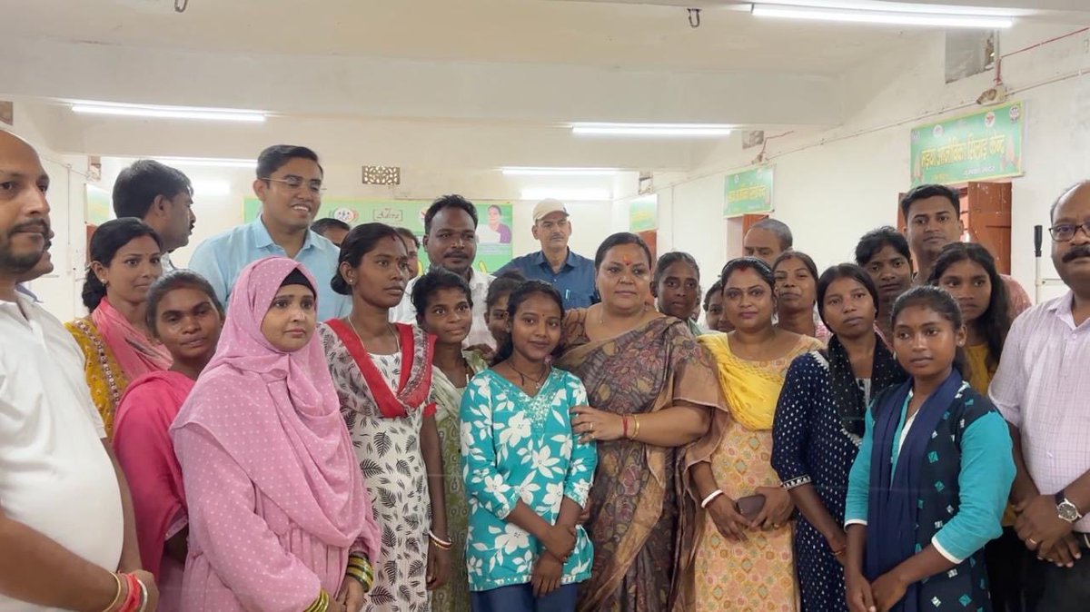 DipikaPS's tweet image. आज दुमका प्रखंड कार्यालय में @onlineJSLPS द्वारा संचालित ‘मैयाँ आजीविका सिलाई केंद्र’ का निरीक्षण किया। केंद्र के सुचारू संचालन और महिलाओं के लिए इसे और अधिक प्रभावी आजीविका का माध्यम बनाने के लिए आवश्यक दिशा-निर्देश दिए।
झारखंड सरकार महिलाओं को आजीविका से जोड़कर उन्हें सशक्त,…