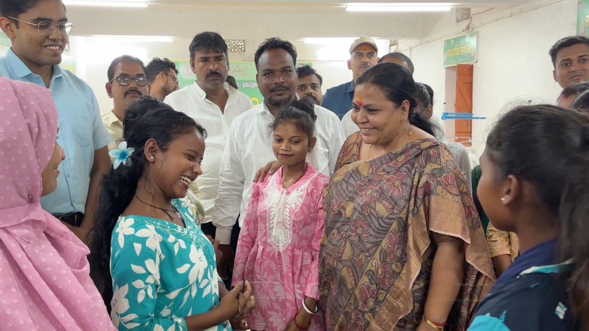 DipikaPS's tweet image. आज दुमका प्रखंड कार्यालय में @onlineJSLPS द्वारा संचालित ‘मैयाँ आजीविका सिलाई केंद्र’ का निरीक्षण किया। केंद्र के सुचारू संचालन और महिलाओं के लिए इसे और अधिक प्रभावी आजीविका का माध्यम बनाने के लिए आवश्यक दिशा-निर्देश दिए।
झारखंड सरकार महिलाओं को आजीविका से जोड़कर उन्हें सशक्त,…