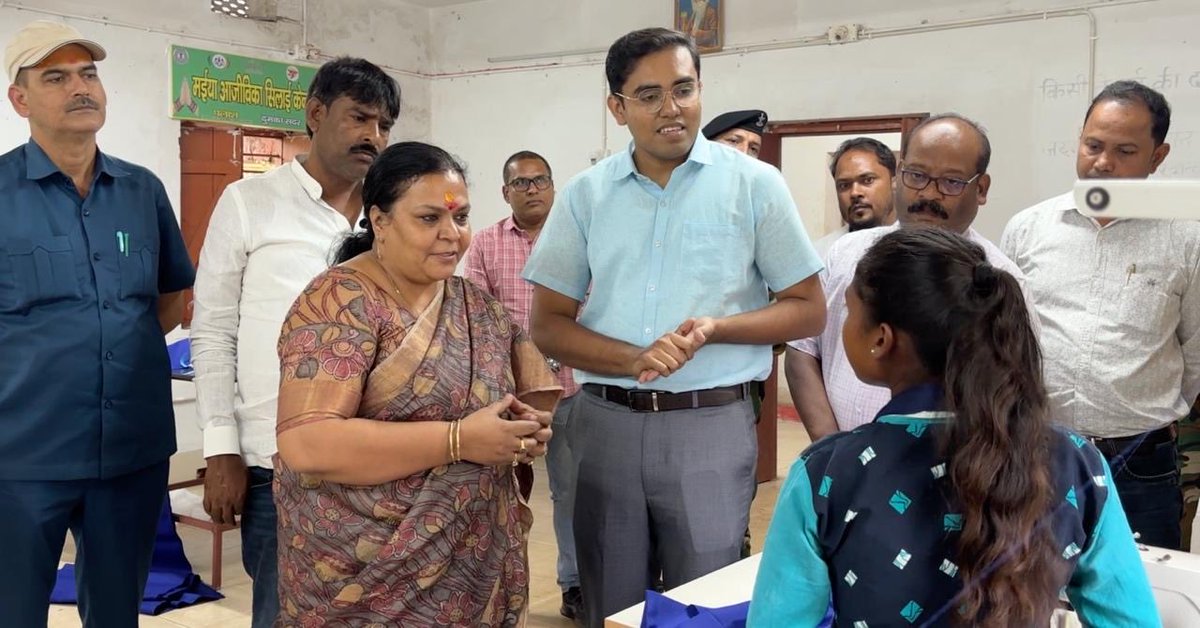 DipikaPS's tweet image. आज दुमका प्रखंड कार्यालय में @onlineJSLPS द्वारा संचालित ‘मैयाँ आजीविका सिलाई केंद्र’ का निरीक्षण किया। केंद्र के सुचारू संचालन और महिलाओं के लिए इसे और अधिक प्रभावी आजीविका का माध्यम बनाने के लिए आवश्यक दिशा-निर्देश दिए।
झारखंड सरकार महिलाओं को आजीविका से जोड़कर उन्हें सशक्त,…