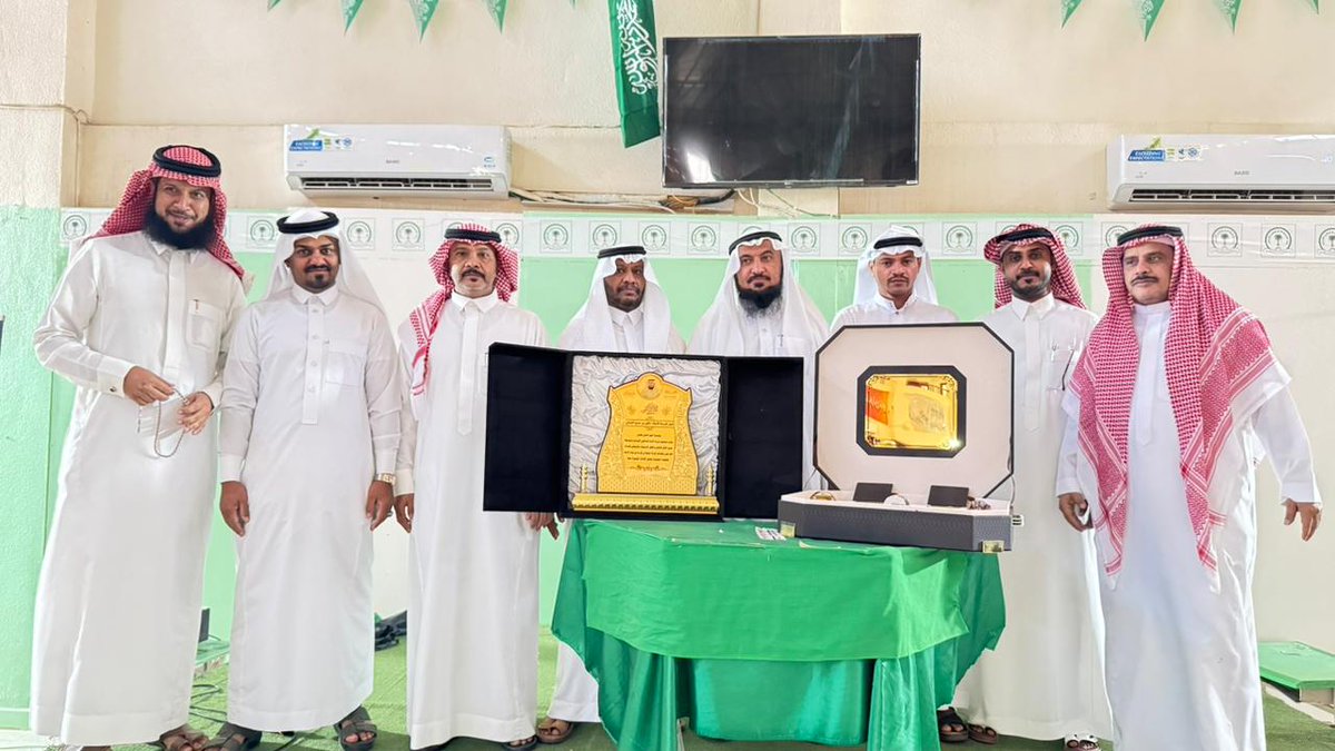 "منسوبو مجمع الإمام الشاطبي بالأحسبة " يحتفون بمديرهم في اليوم العالمي للمدير -  albld.net/16090.html