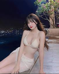 Em đây rất thích đồng hồ
Thích luôn cả việc làm bồ của anh